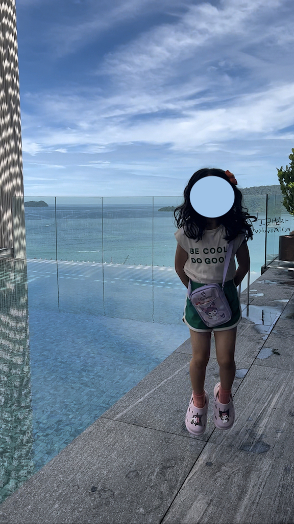 수영장 구경와서 신난 아이