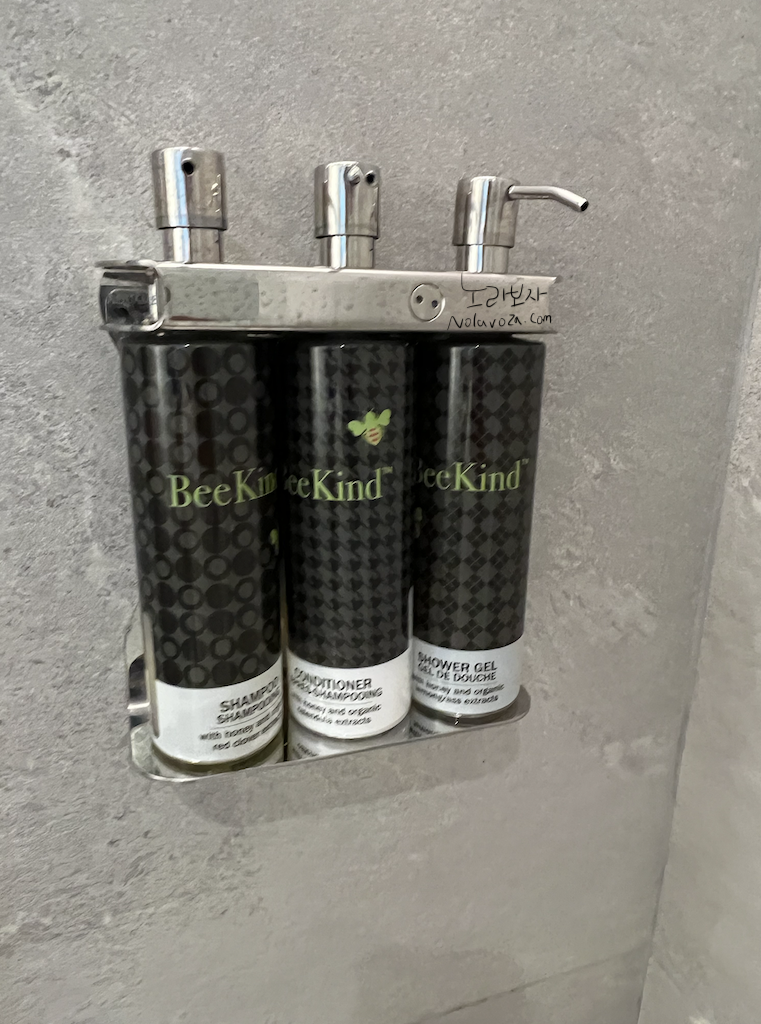 샤워실 안에도 BeeKind